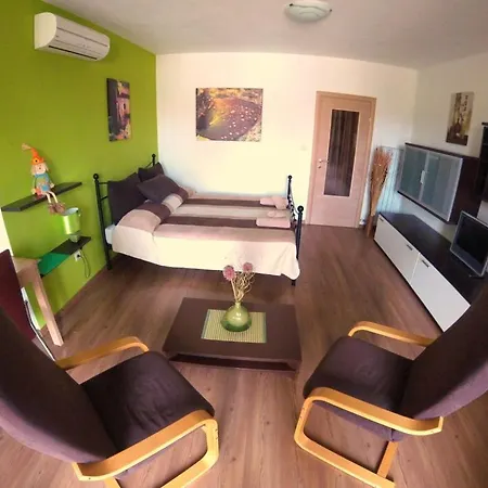 Studio In With Balcony, Air Conditioning, Wifi Apartment *