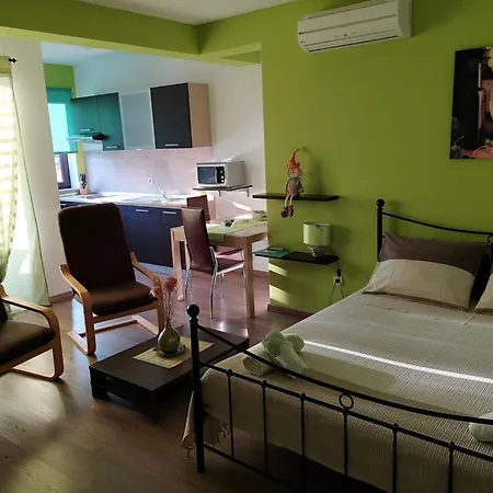 Studio In With Balcony, Air Conditioning, Wifi Apartment