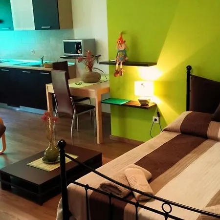 Apartment Studio In With Balcony, Air Conditioning, Wifi *