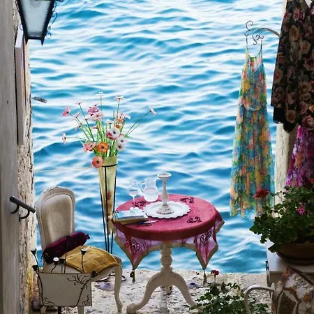 Studio In With Balcony, Air Conditioning, Wifi